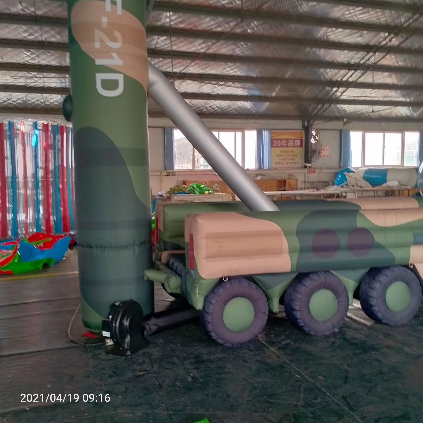 南溪军事演习中的充气目标车辆：模拟发射车雷达车坦克飞机